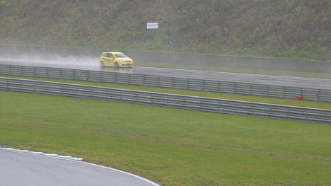 Som en fisk i vandet! Kennie er en typisk ’rain-driver’ og elsker at køre med nedsat grip – hvilket han fik rig lejlighed til at vise ved udtagelsestesten på Oschersleben.